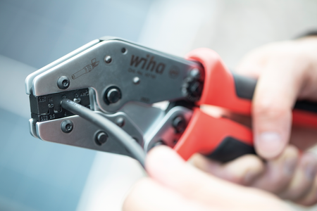 WIHA KRIMPTANG VOOR MC4-CONNECTOREN Z62106 2.5-6 MM² 250MM